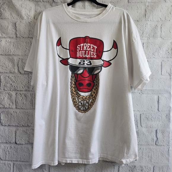 3Forty Other - 90s Inspired Chicago Bulls Street Bullies Gold Chain White Graphic Tee 3XL